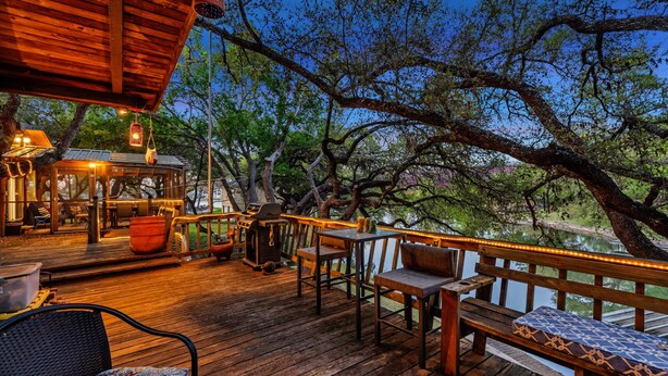 Terrace/patio - The Treetops-charming waterfront home on LBJ (Kingsland)
