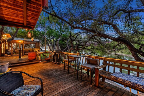 The Treetops-charming waterfront home on LBJ