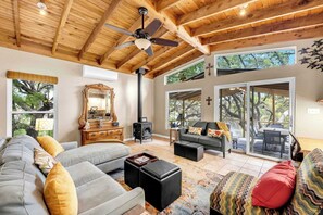 Smart-TV, Bücher, Arbeitsbereiche