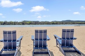 På stranden og solsenger