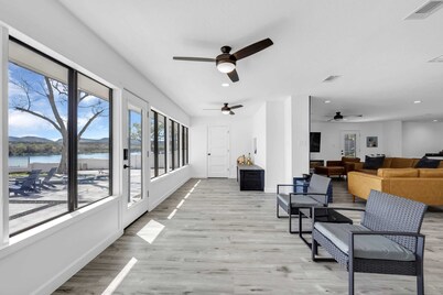 A Shore Thing-Lakefront w/huge sandy beach, & pool