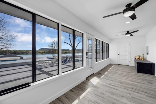 A Shore Thing-Lakefront w/huge sandy beach, & pool