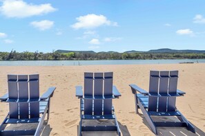 På stranden och solstolar
