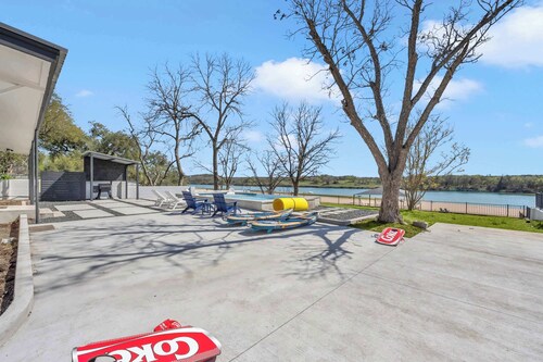 A Shore Thing-Lakefront w/huge sandy beach, & pool