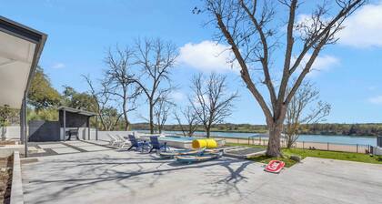 A Shore Thing-Lakefront w/huge sandy beach, & pool
