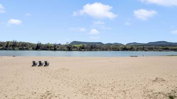 Ubicación a pie de playa y tumbonas