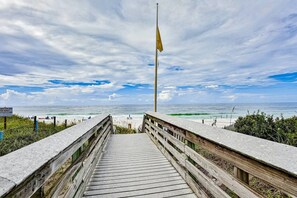 Beach nearby - Beautiful condo with pool, hot tub, beach access, central AC, & washer/dryer (Santa Rosa Beach)