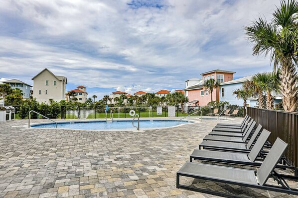 حمّام سباحة مُدفَّأ