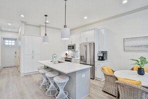 Fridge, microwave, oven, stovetop - Beautiful condo with pool, hot tub, beach access, central AC, & washer/dryer (Santa Rosa Beach)