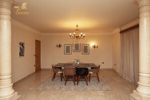 In-room dining - villa in deplomaseen district (Sheikh Zayed City)