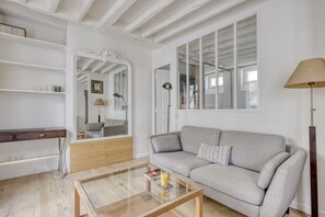 TV, offices - Tranquil Heaven up to 4 guests - Heart of Paris 07 (Paris)