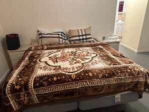 Executive Room | 1 bedroom, iron/ironing board, free WiFi - Room E Divine Villa 5mins to EWR (Newark)
