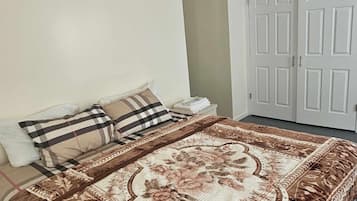 Executive Room | Living area | 40-inch Smart TV with satellite channels