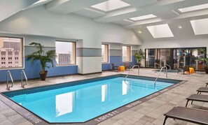 من حمّامات السباحة المغطاة