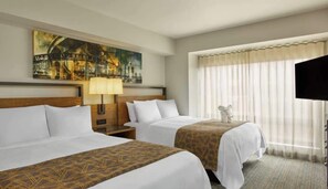 1 slaapkamer, een bureau, een strijkplank/strijkijzer, reisbedje