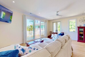 Smart TV, fireplace, books - Fantastic Water Views, Pool, Hot Tub, Outdoor Kitchen, Fishing Dock, Waterfront Updated Home, DogsOK (Wilmington)