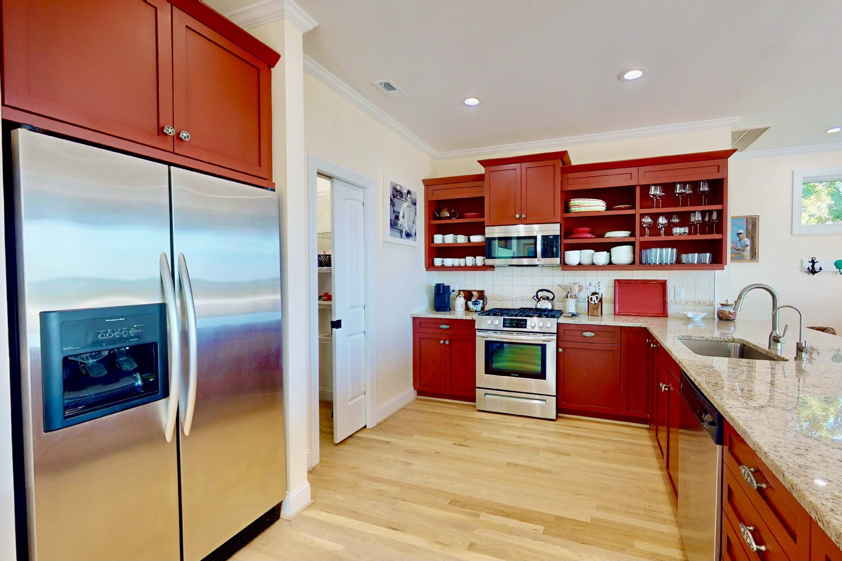 Jääkaappi, mikroaaltouuni, uuni, liesi