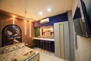 3 bedrooms, desk, free WiFi, bed sheets - Indulge in stylish luxury & superb hospitality in Nipania, close to all Malls


 (Indore, Madhya Pradesh, India)
