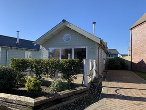 Exterior - Sophie Beach Hut - a beach house that sleeps 4 guests in 2 bedrooms (Filey)