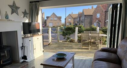 Sophie Beach Hut - a beach house that sleeps 4 guests in 2 bedrooms