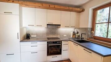 Ofen, Geschirrspüler, Toaster, Esstisch