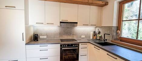 Four, lave-vaisselle, grille-pain, tables à manger