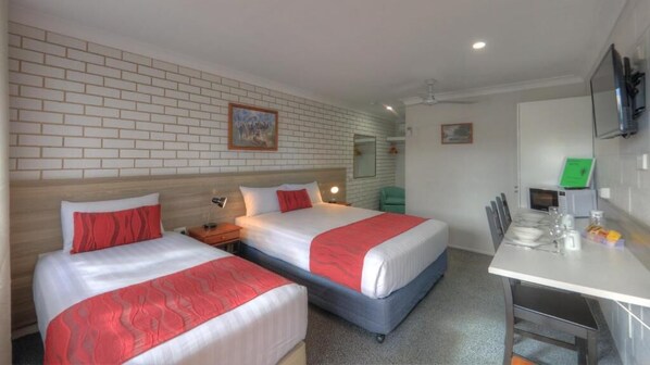 Standard Twin Room, Multiple Beds | Desk, free WiFi