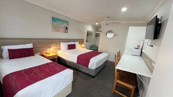 Standaard Twin kamer, meerdere bedden | Een bureau, gratis wifi