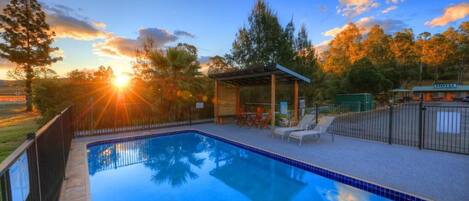Una piscina al aire libre