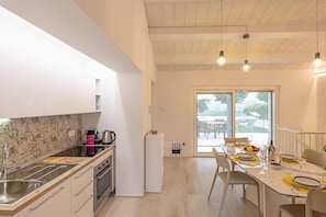 Refrigerador, horno, placa de cocina, silla alta para bebés