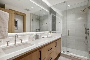 Douche, sèche-cheveux, serviettes fournies