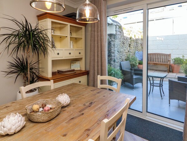 Dining - Applestow (Bideford)