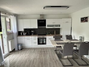 Fridge, oven, stovetop, dishwasher - Ferienwohnung 2 mit Zwei Separaten Schlafzimmern 85 qm (Bernau am Chiemsee)