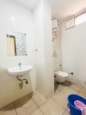 Rom – deluxe | Bad | Toalettartikler (inkludert) og tøfler