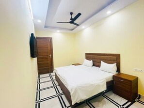Individually decorated, individually furnished, desk, soundproofing - Roomshala 168 Startlight Suites (New Delhi)