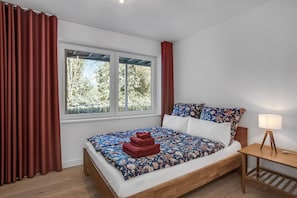 3 bedrooms, iron/ironing board, travel crib, internet