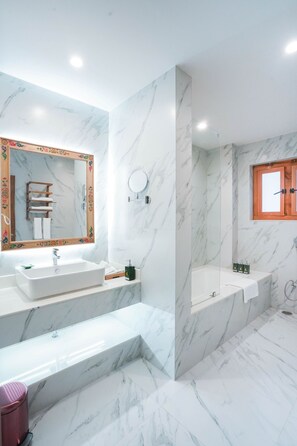Executive Double or Twin Room | Bathroom | Separate tub and shower, rainfall showerhead, free toiletries