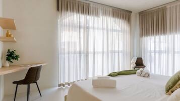 1 habitación, tabla de planchar con plancha y cuna de viaje