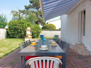 Outdoor dining - Stunning private villa for 5 people with WIFI, A/C, TV and terrace (Vaux-sur-mer)