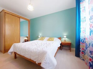 2 bedrooms, travel cot, free WiFi, bed sheets