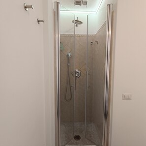 Dusche, Haartrockner, Bidet, Handtücher