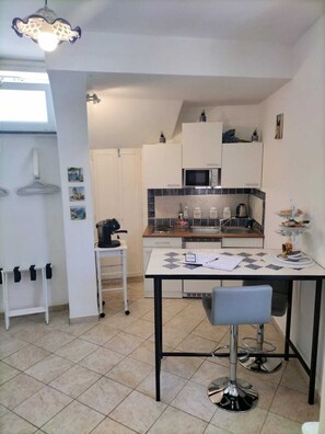 Fridge, microwave, stovetop, coffee/tea maker