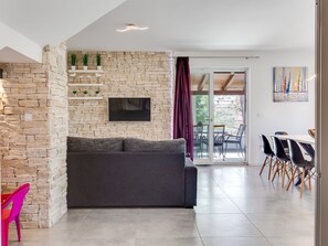 TV - Beautiful villa for 8 guests with WIFI, A/C, TV and terrace (Zadar)