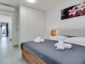 4 bedrooms, free WiFi - Stunning villa for 10 people with WIFI, hot tub, A/C, TV and terrace (Zadar)