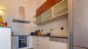 Private kitchen - Stunning private villa for 8 people with A/C, private pool, WIFI, TV, terrace and pets allowed (Vodice)