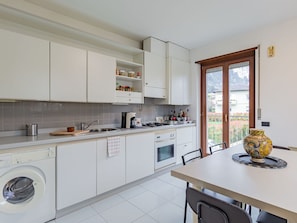 Microwave, oven, dishwasher, toaster - Nice apartment for 6 guests with WIFI, TV, patio, pets allowed and panoramic view (Riva Del Garda)