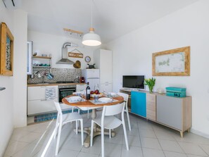 Oven, toaster, highchair, dining tables - Lovely apartment for 4 people with A/C, WIFI, TV, balcony and pets allowed (Cecina)