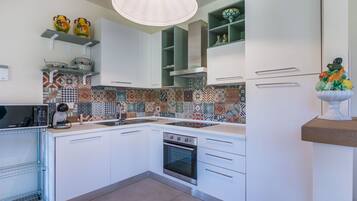 Forno, lavastoviglie, tostapane, seggiolone