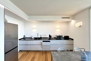 Fridge, microwave, oven, stovetop - Lakefront Seeblick Le Dimore (Malcesine)