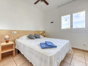 2 bedrooms, iron/ironing board, travel cot, free WiFi - Beautiful apartment for 5 guests with A/C, WIFI, pool, TV and terrace (Empuriabrava)